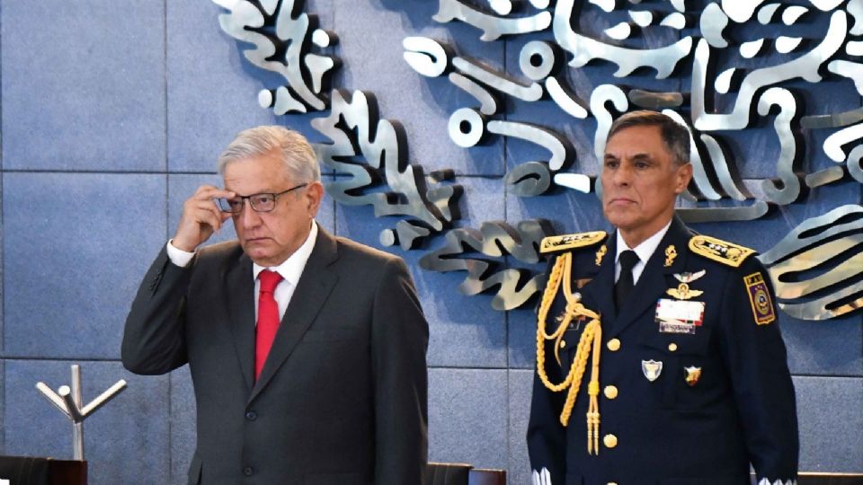 Andrés Manuel López Obrador, presidente de México, y Bertín Hernández Mercado, Comandante de la Fuerza Aérea Mexicana, durante la ceremonia conmemorativa al 109 Aniversario de la Fuerza Aérea Mexicana.