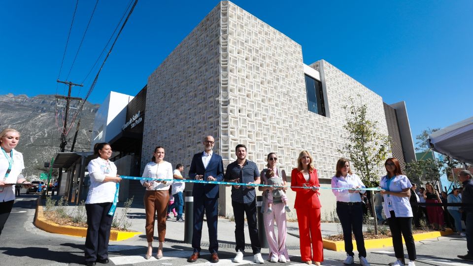 Samuel García inaugura Centro de Salud