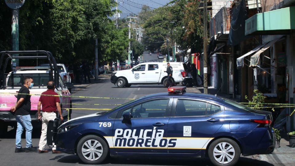 Un policía de Morelos participa en el acordonamiento de una escena de crimen.