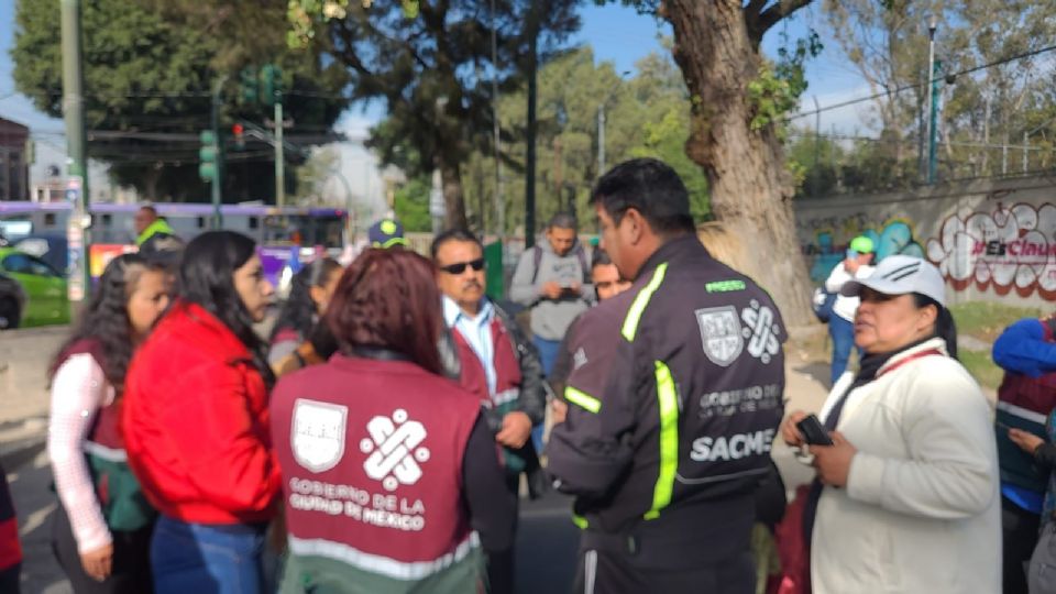 Vecinos de Iztacalco realizaron un protesta para pedir que se solucione la falta de agua en la colonia 2 de octubre.