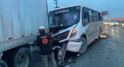Choque entre camión de personal y tráiler deja 12 lesionados en Apodaca