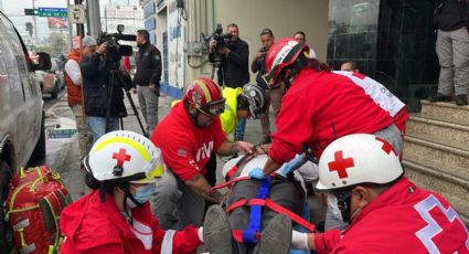 Cae elevador de funeraria en el centro de Monterrey; hay tres lesionados