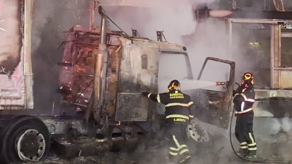 Tráiler choca en Metrobús San Lázaro.