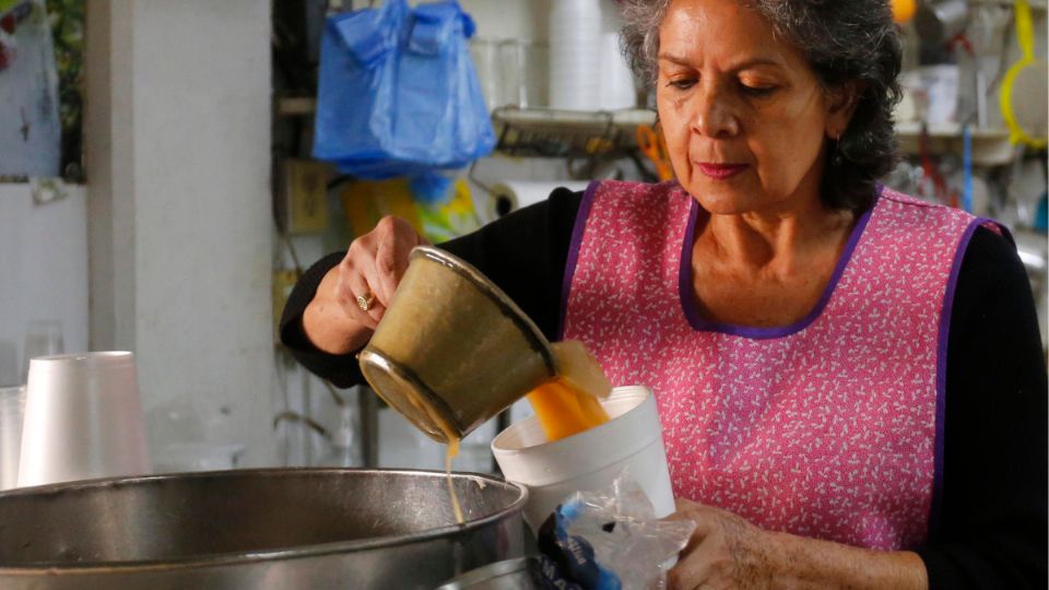 Una mujer prepara 'Tejuino', bebida elaborada a base de maíz.