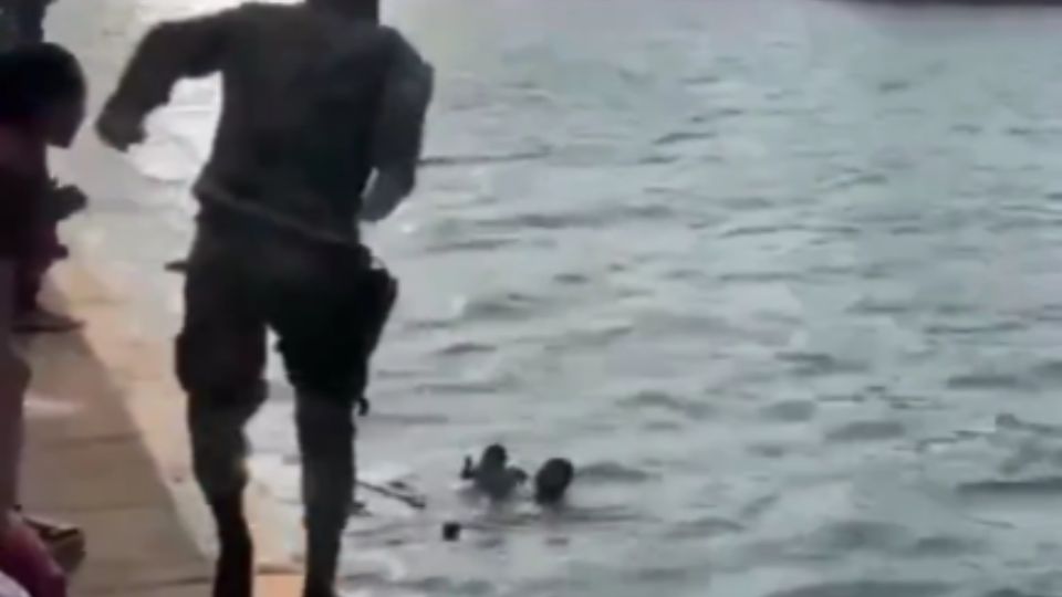 Momento en que un marino se lanza al mar en Veracruz para rescatar a una bebé y a u padre.