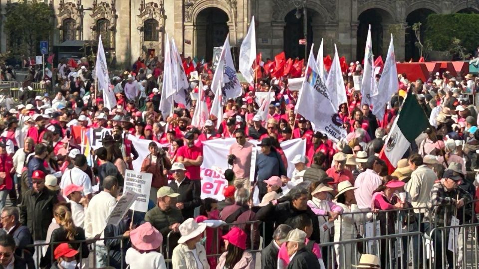 La Marcha por nuestra democracia llena el Zócalo.