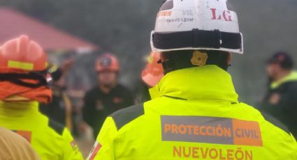 Continúa Protección Civil Nuevo León combate de incendio en Sierra de Santiago