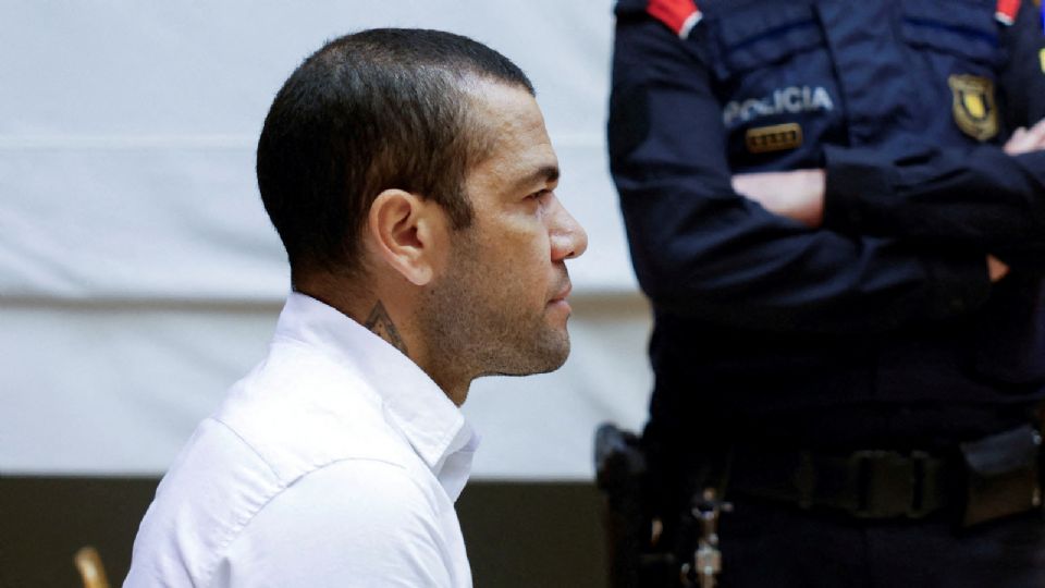 Imagen de archivo. El futbolista brasileño Dani Alves ante el tribunal durante el primer día de su juicio en Barcelona, España. 5 de febrero de 2024.
