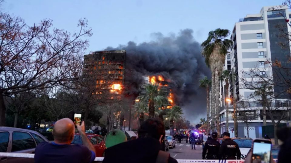 Un incendio en un edificio de 14 plantas en Valencia, España, deja al momento 7 heridos.