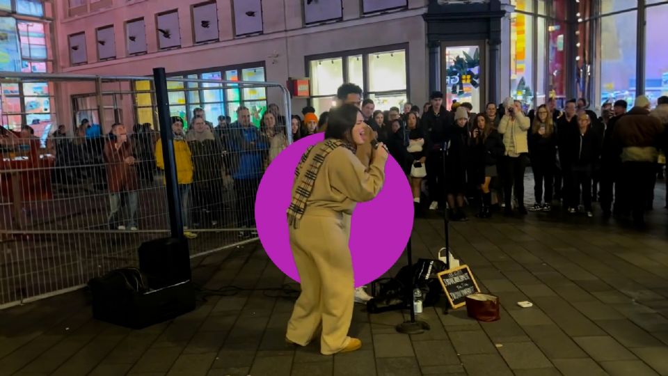 Frida Sofía Guzmán Muñoz, nieta de El Chapo fue captada cantando en una plaza pública de Londres