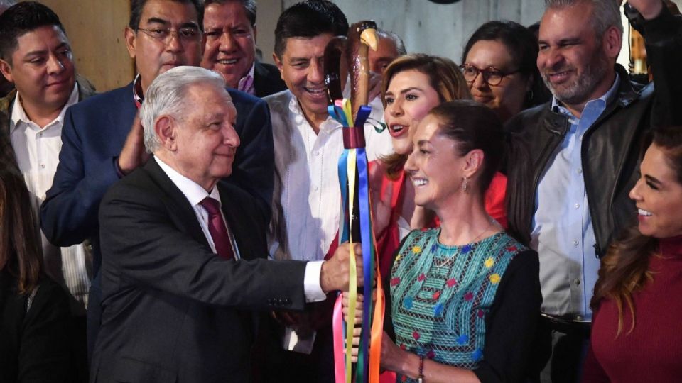 Andrés Manuel López Obrador realizó la entrega de bastón se mando a Claudia Sheinbaum.