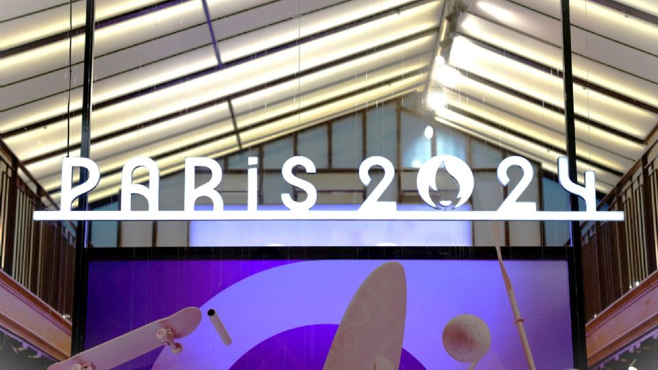 Foto de archivo. El logotipo de lalos Juegos Olímpicos de París 2024 y los juegos Paralímpicos en una tienda oficial de las Olimpiadas de París 2024, en París, Francia, el 8 de febrero de 2024.