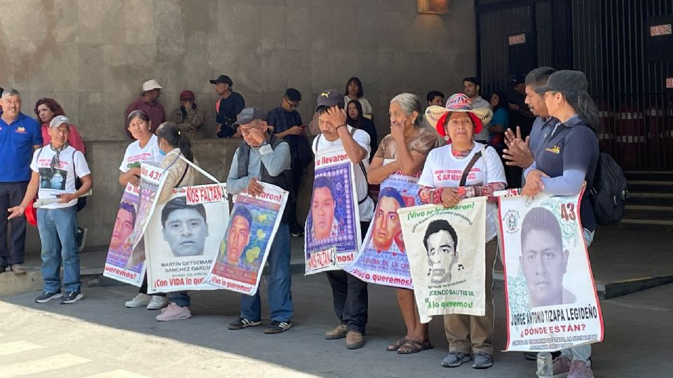 Padres y madres de los 43 estudiantes de Ayotzinapa protestaron en la sede de la SRE.