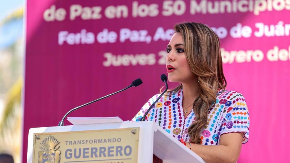 Además, en el evento realizado en Acapulco, se tomó protesta a ciudadanos representantes de colonias para promover la paz con bienestar.