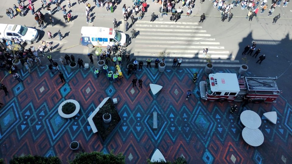 Servicios de emergencia dialogan con un hombre que se encuentra en la marquesina del Edificio de Gobierno de la Ciudad de México.