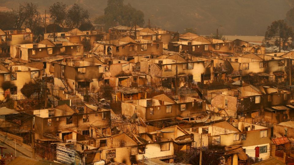 Casas quemadas en medio de la propagación de los incendios forestales en Viña del Mar, Chile 3 de febrero 2024.