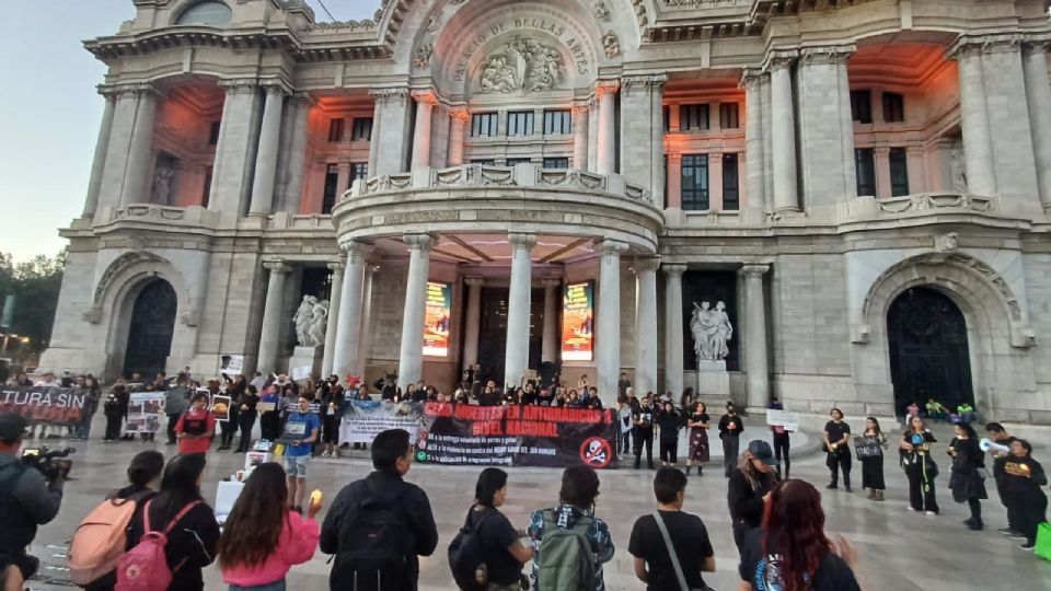 Colectivos manifestándose en el Palacio de Bellas Artes.