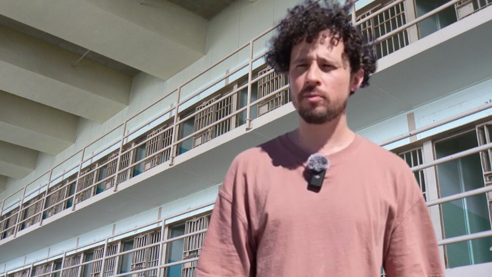 Luisito Comunica visita prisión de máxima seguridad en El Salvador.