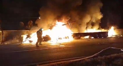 Camión de plataforma impacta postes de CFE y se incendia en Allende
