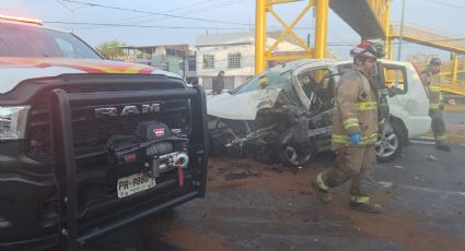 Conductor muere prensado al estrellarse contra puente en Monterrey