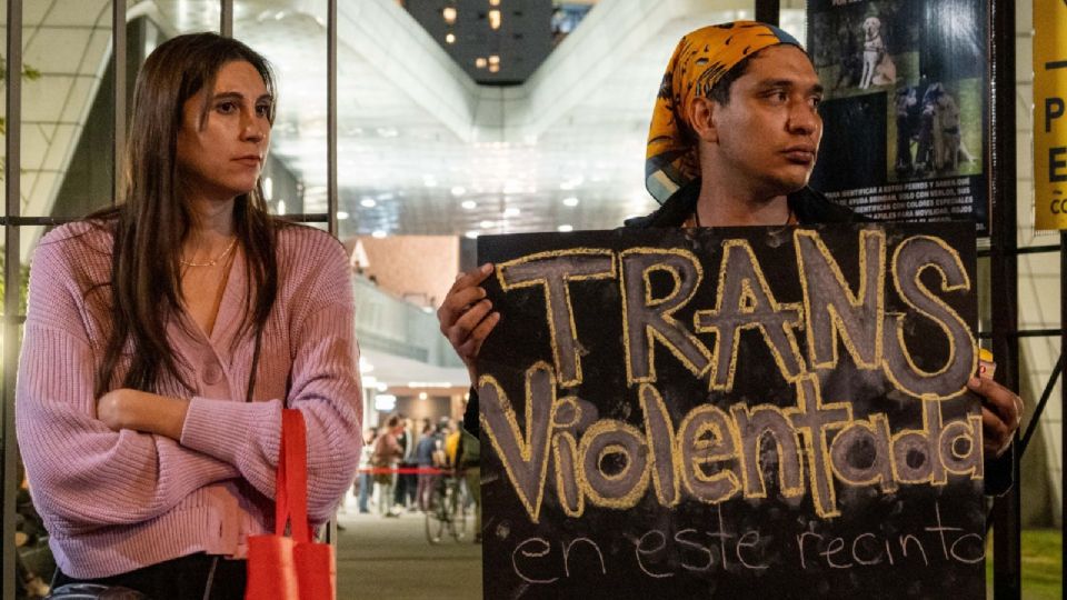 La activista trans Laura Glover en compañía de integrantes de la comunidad transgénero y no binaria se manifestó en las entradas de la Cineteca Nacional.