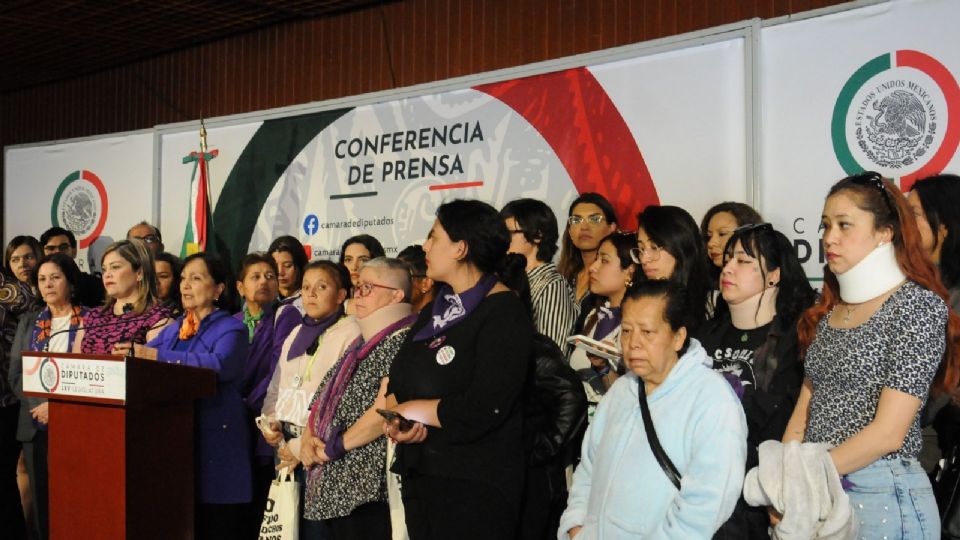 Colectivos feministas de Zacatecas que fueron agredidas por elementos de la policía estatal, ofrecieron una conferencia en la Cámara de Diputados.