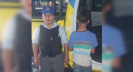 Policía de Monterrey localiza a menor deambulando por la calle