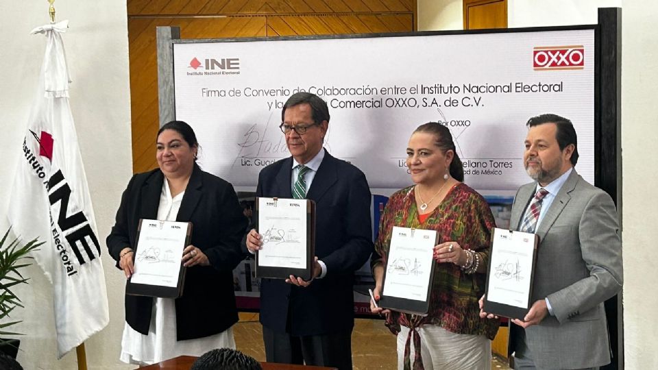 INE firma convenio de colaboración con Fomento Económico Mexicano.