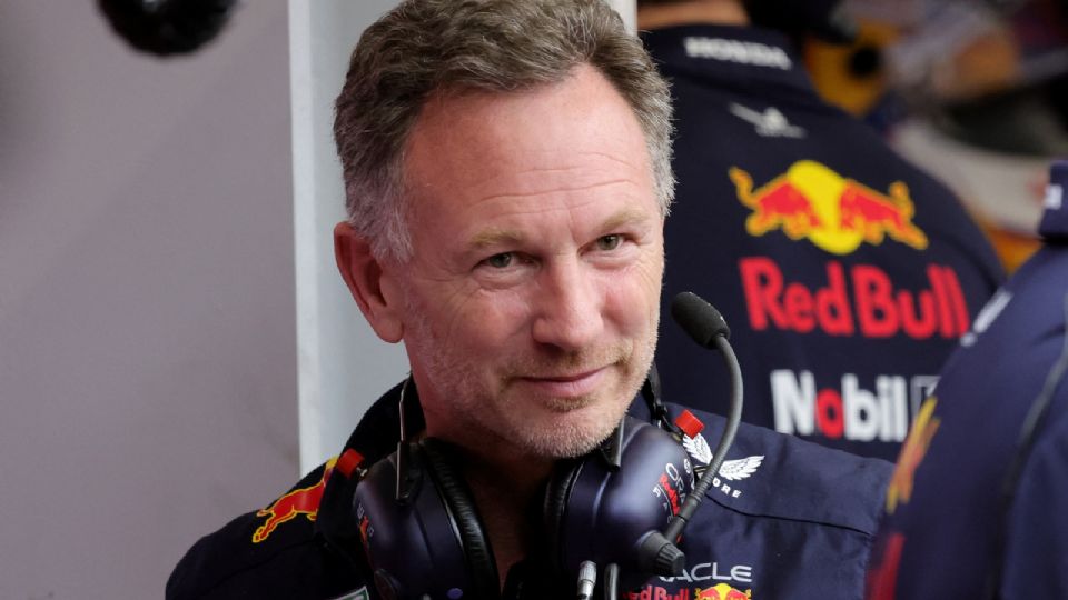 Archivo: El escudo de Red Bull se ve junto al director del equipo de Fórmula Uno Red Bull, Christian Horner.