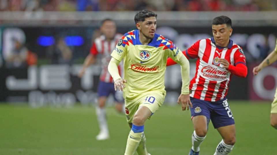 Archivo: Diego Valdez jugador de América, disputa el balón con el contrario de Chivas, Fernando Beltrán.