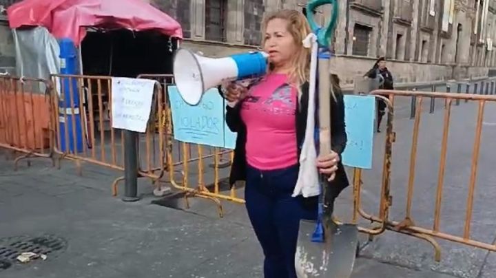 Cecilia Flores protesta con pala en mano; pide a AMLO que se haga responsable por los desaparecidos