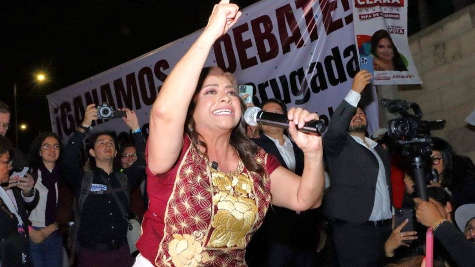 Al terminar el debate, Clara Brugada fue recibida por miles de simpatizantes.