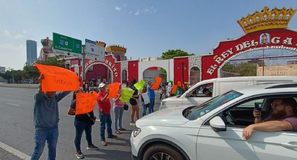 Bloquean comerciantes Avenida Constitución en Monterrey