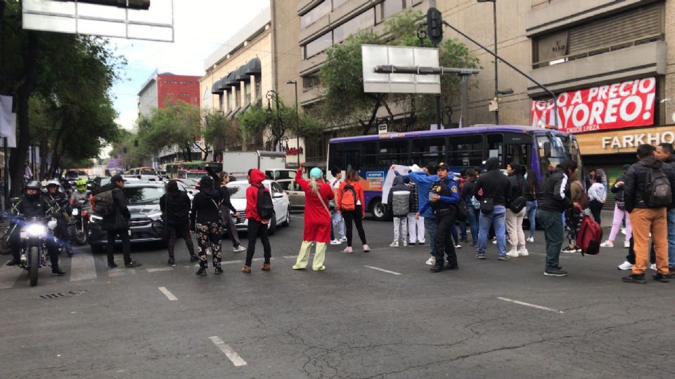Ex trabajadores del IPN bloquean calles del Centro Histórico de la CDMX.