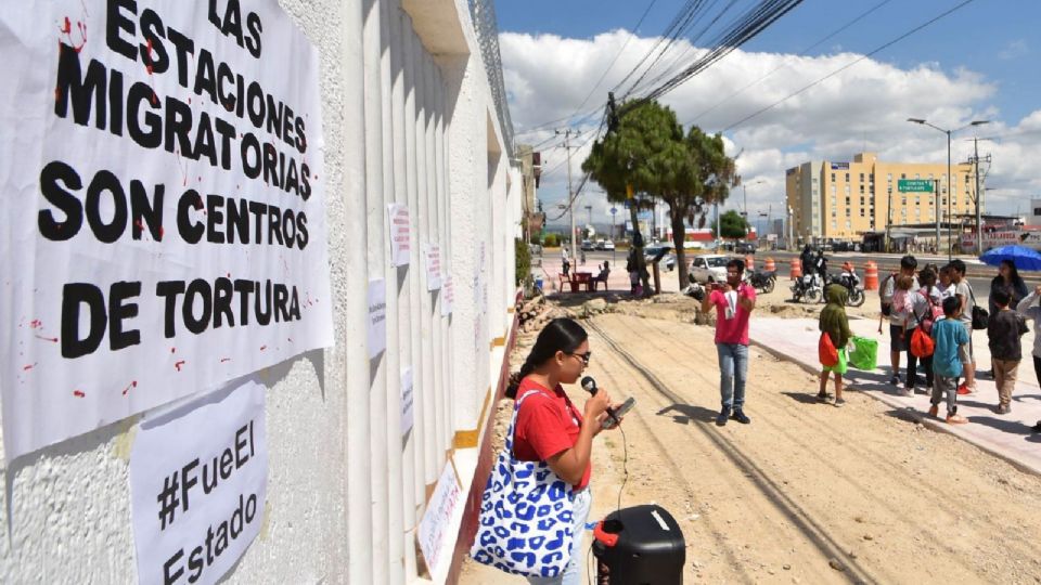 Tras la tragedia donde migrantes murieron durante un incendio, grupos de activistas y asociaciones civiles se manifestaron en la estación Migratoria de Comitán de Domínguez en Chiapas.