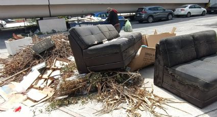 Se acumula basura en condominios Constitución