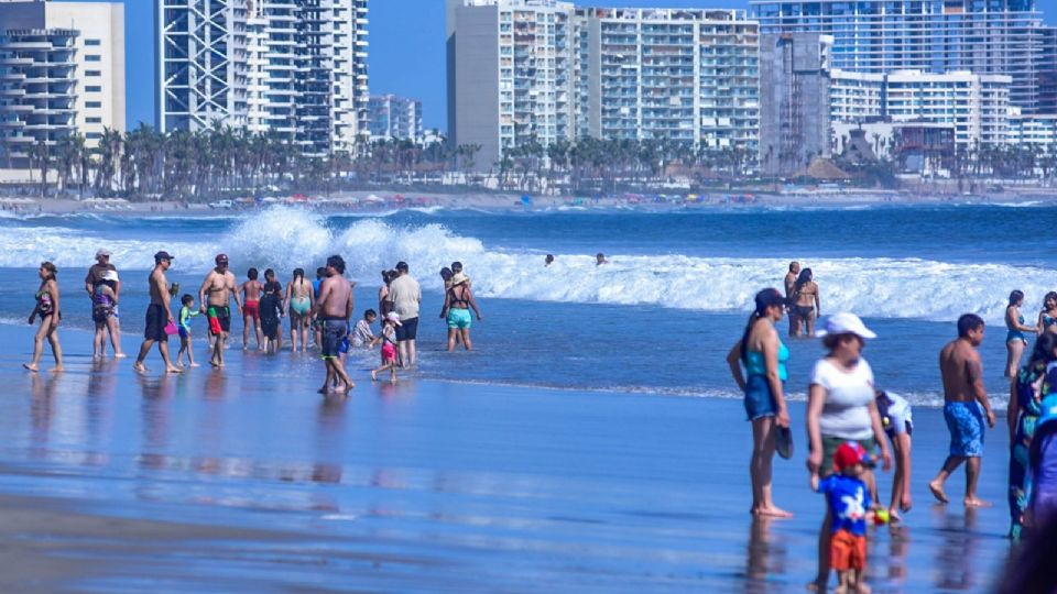 Cofepris dice que algunas playas de Acapulco no son aptas para bañistas.