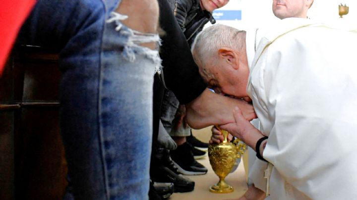 Papa Francisco desafía la tradición al lavar los pies en Jueves Santo; esto hizo | VIDEO
