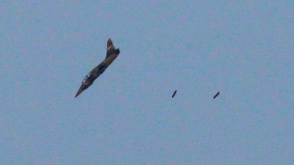 Foto de archivo: un avión de guerra realiza un bombardeo sobre Siria, cerca de la frontera entre Israel y Siria. 24 de julio de 2018.