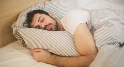 ¿Problemas para descansar? Expertos revelan la posición ideal para dormir