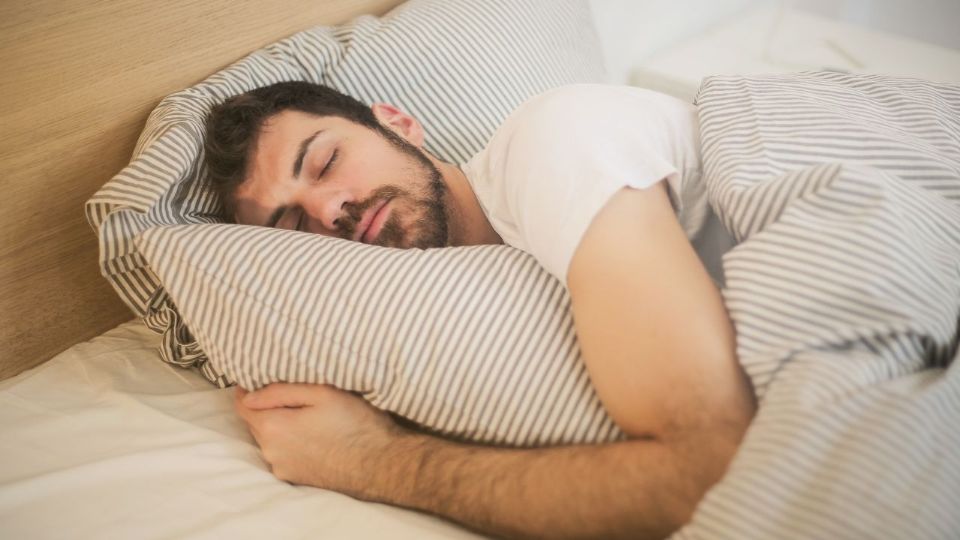 Existen numerosos factores que influyen al momento de dormir, entre ellos se encuentra la postura o forma en la que lo hacemos.