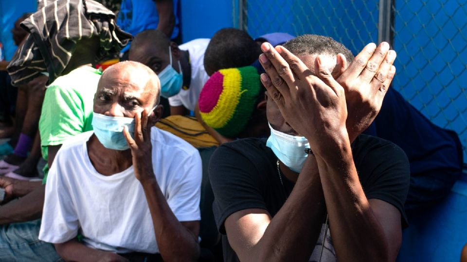 Prisioneros esperan en un patio de la prisión nacional luego del ataque por parte de bandas armadas, este domingo en Puerto Príncipe.