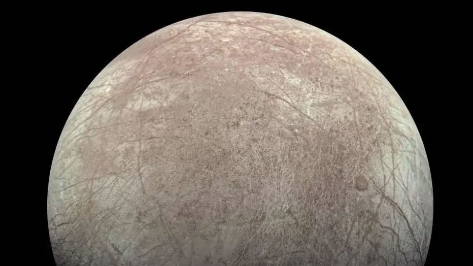 Luna Europa captada por la misión Juno.