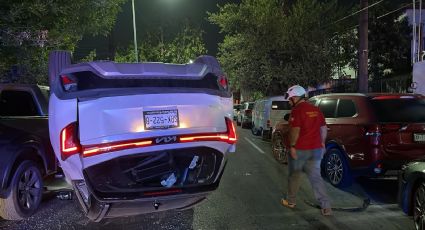 Choca contra tres autos estacionados y termina volcado en Monterrey