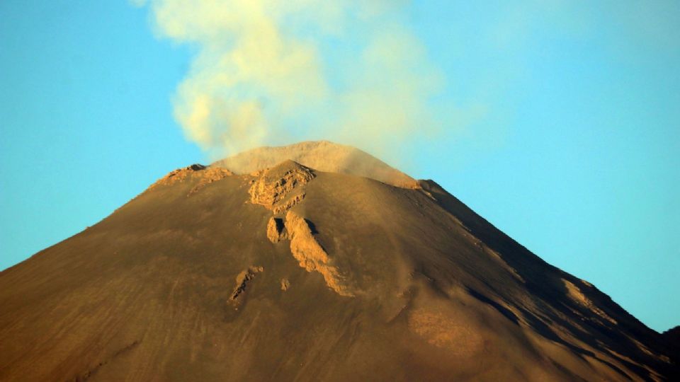 Permanece estable actividad del Volcán Popocatépetl con caída de ceniza