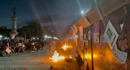 Manifestantes incendian vallas que protegen el Palacio de NL; Hay 3 lesionados