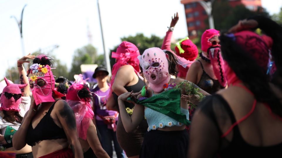 Varias mujeres participan en una marcha con motivo del Día Internacional de la Mujer, en Ciudad de México 2023.