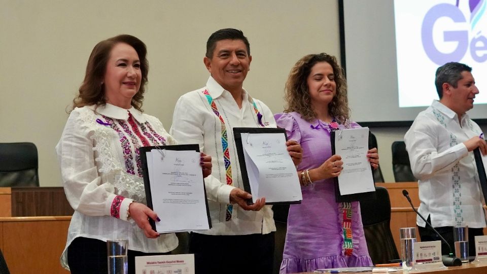 La Ministra de la SCJN, Yasmín Esquivel Mossa, y el Gobernador de Oaxaca, Salomón Jara Cruz, refrendan su compromiso con la lucha de las mujeres.