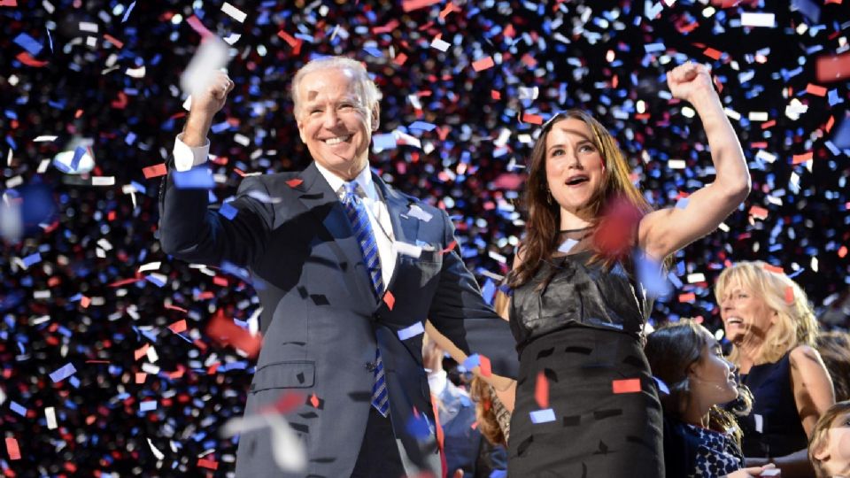 Joe Biden celebra,junto a su hija Ashley, la victoria de los demócratas en el McCormick Place en Chicago en 2012.