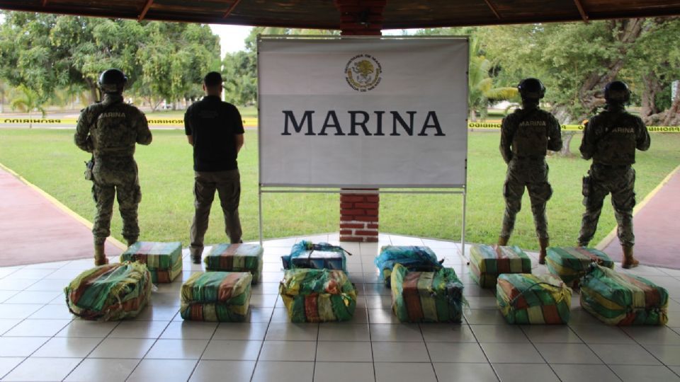 Marina asegura aproximadamente dos toneladas de presunto clorhidrato de cocaína en la mar, frente a costas del estado de Michoacán.